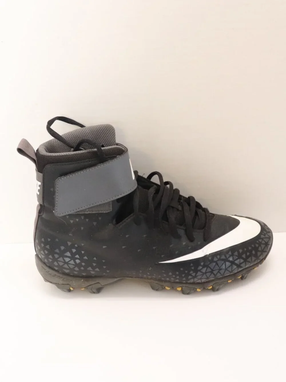 Nike Men's Football Boots Black and White Size 8 S/N 880 109 002